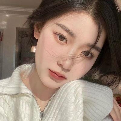 给小酒馆女子喝高杯酒